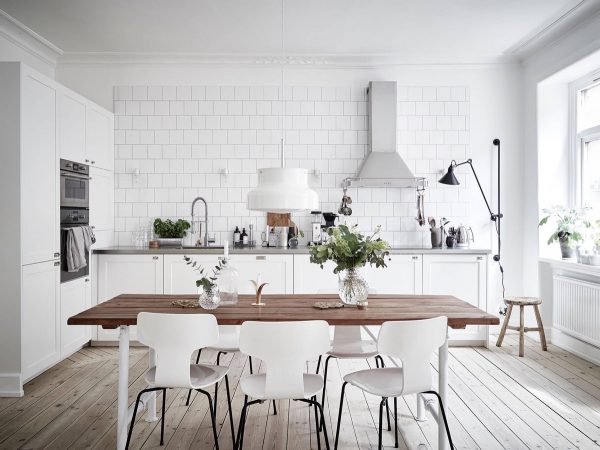 Nội thất phòng bếp phong cách Scandinavian mang đến không gian sống hiện đại, giản dị và tươi mới. Hãy cùng chiêm ngưỡng hình ảnh để cảm nhận sự tinh tế và tiện nghi của phong cách này!