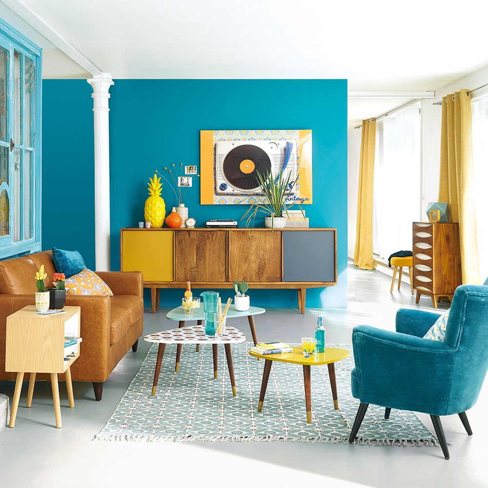Căn phòng khách đơn giản nhưng nổi bật với màu sắc theo phong cách thiết kế nội thất Retro