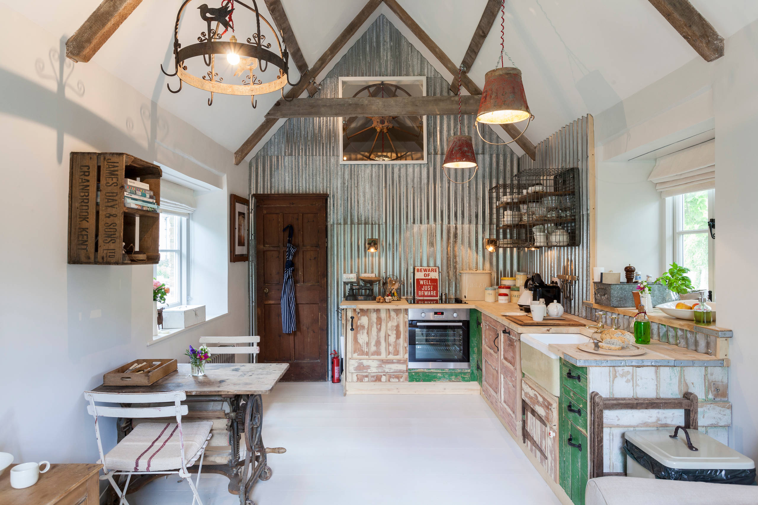 Tủ bếp cổ điển mộc mạc làm tôn lên vẻ đẹp căn phòng bếp phong cách Shabby Chic