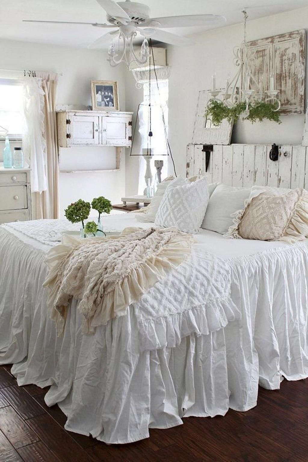 Chiếc giường êm ái và vô cùng mềm mại với chiếc ga màu trắng tinh tế