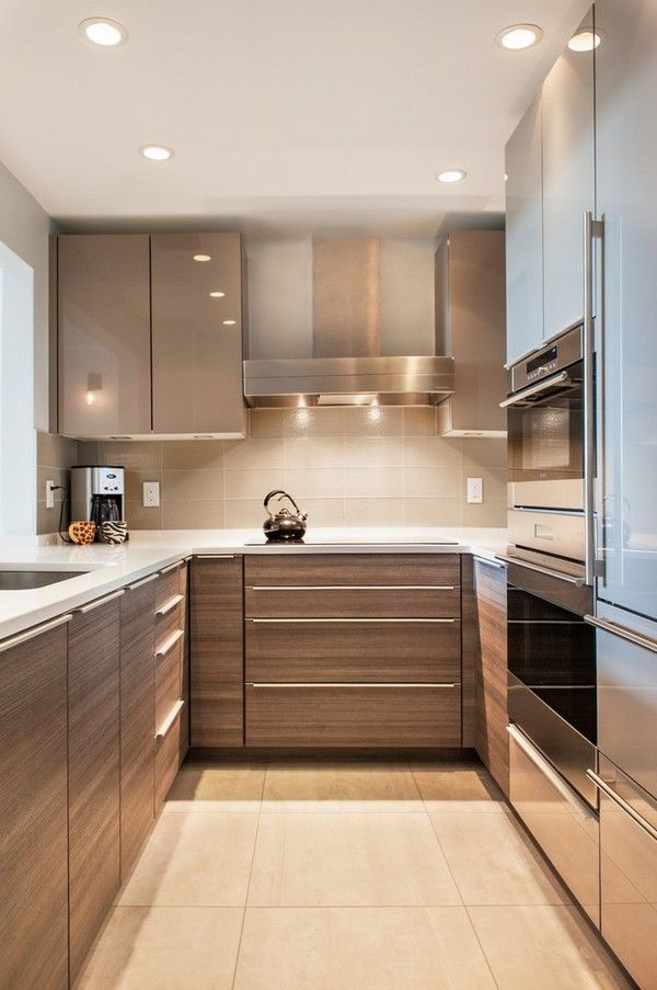 Vì không gian phòng bếp nhỏ hạn chế, chủ gia tận dụng tối đa chiều cao để thiết kế tủ bếp đụng tường