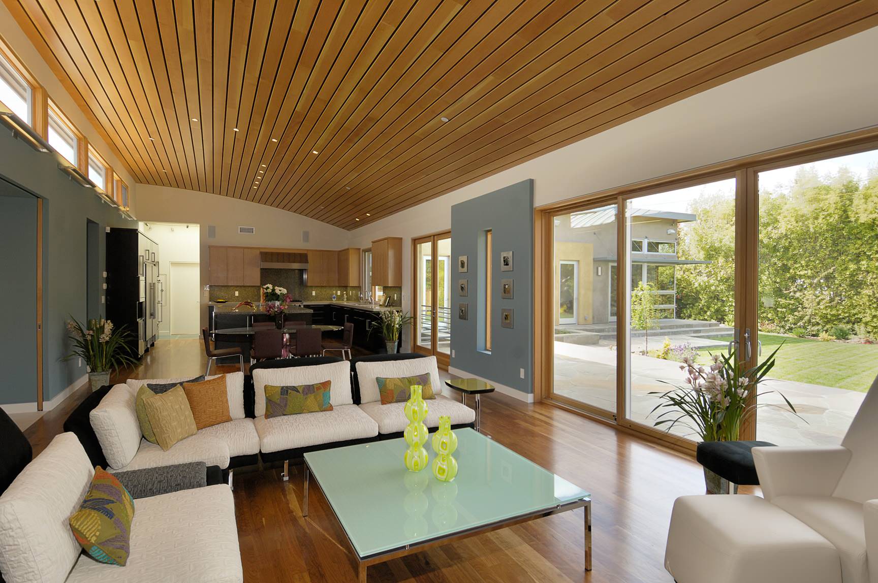 Tấm trần xi măng vân gỗ Smartwood trong thiết kế phòng khách