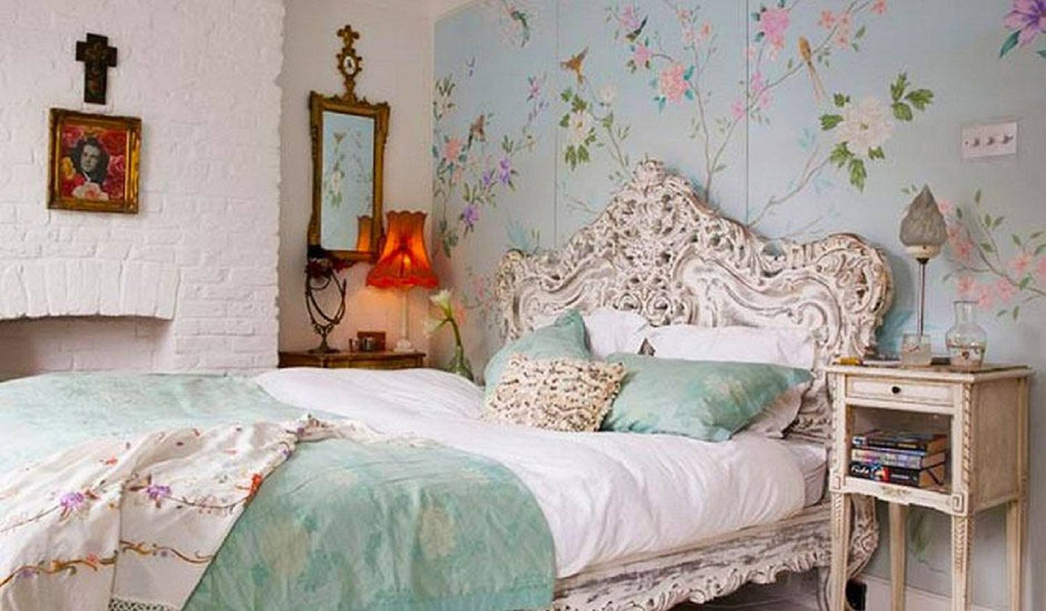 Mảng tường đầu giường dược trang trí bằng giấy dán hoa văn