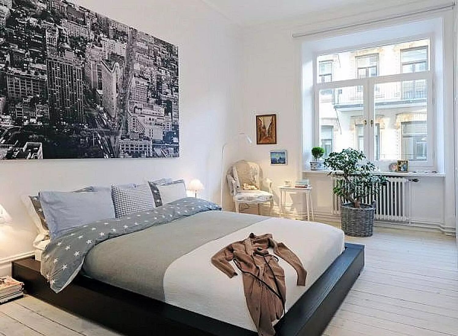 Căn phòng này mang đến sự ấn tượng nhờ bức tranh thành phố được in đen trắng cực to được treo phía đầu giường.