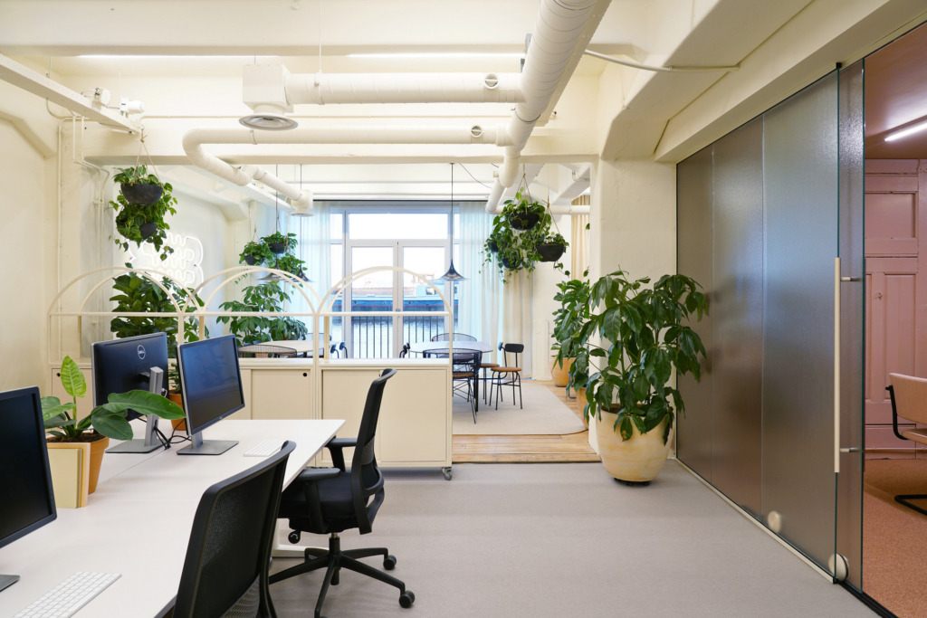 Tại sao nên lựa chọn xu hứng thiết kế văn phòng xanh?