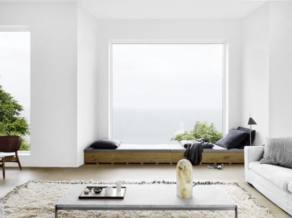 thiết kế sofa phòng khách với cửa sổ
