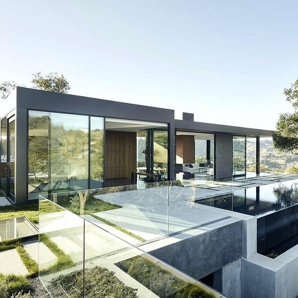 thiết kế nhà với cửa kính ấn tượng