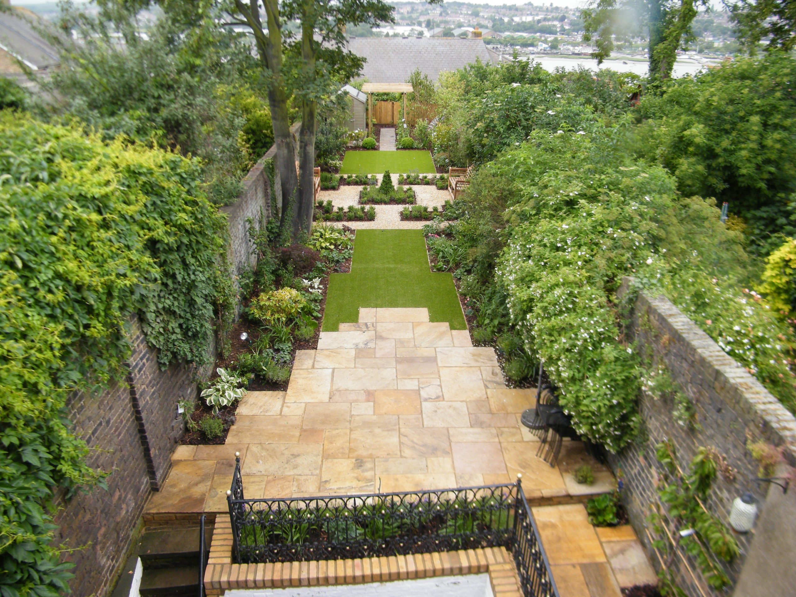 Đơn giản nhưng mẫu thiết kế sân vườn này được nhiều người yêu thích