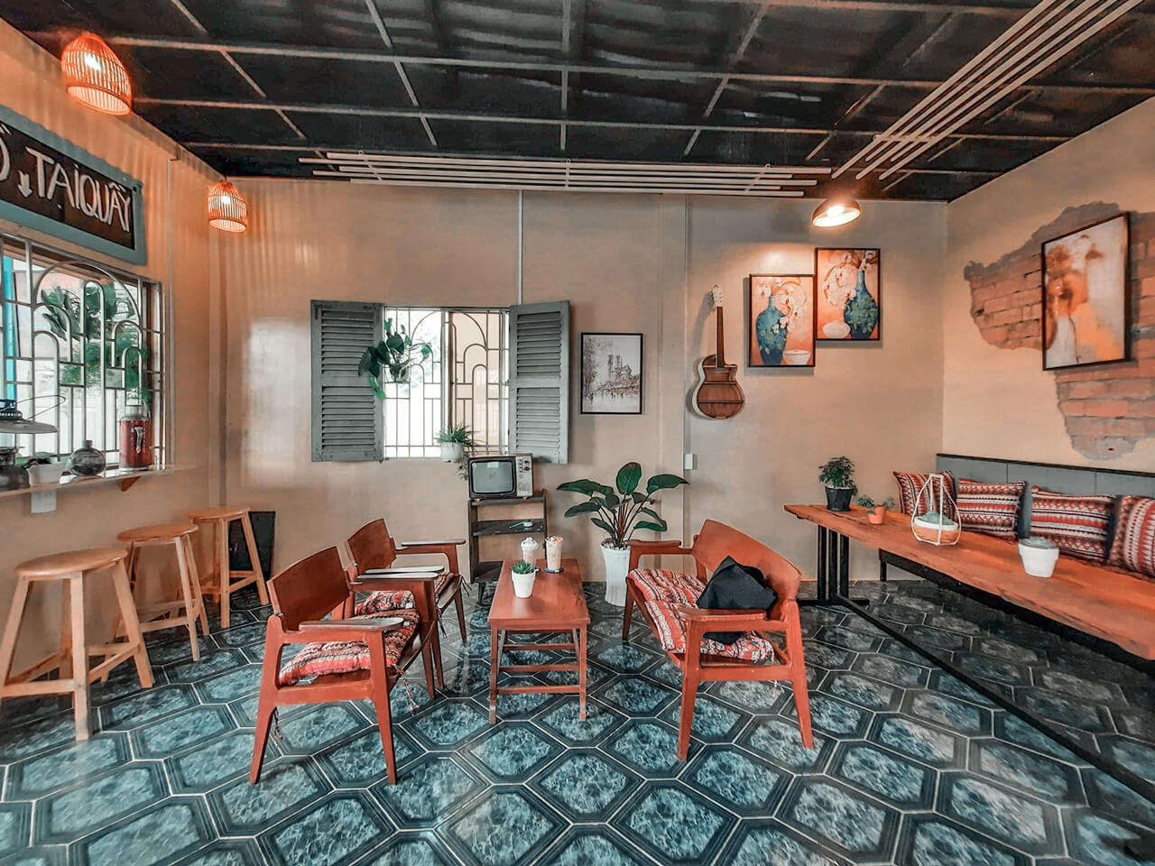 những quán café retro thường thiết kế với ý tưởng về những gì xưa cũ, tái hiện lại được hình ảnh, đặc điểm, không gian của một thời kỳ nào đó