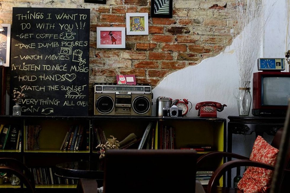 quán cafe phong cách retro nên trang trí theo phong cách đơn giản, không cầu kỳ