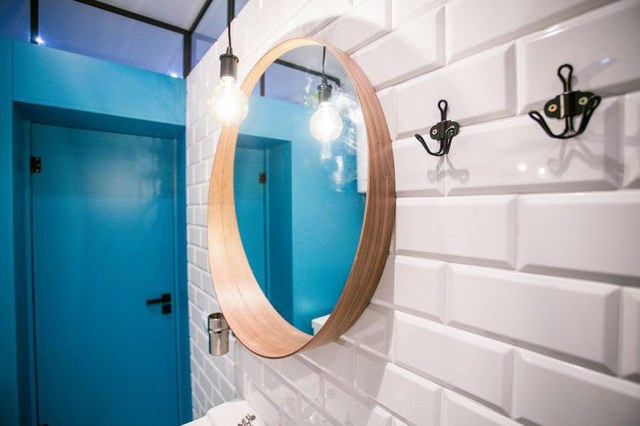 Chiếc giương soi không thể thiếu cho phòng tắm nhưng nó lại cũng là vật trang trí ấn tượng bởi hình dáng lạ mắt cho thiết kế căn hộ studio 30m2