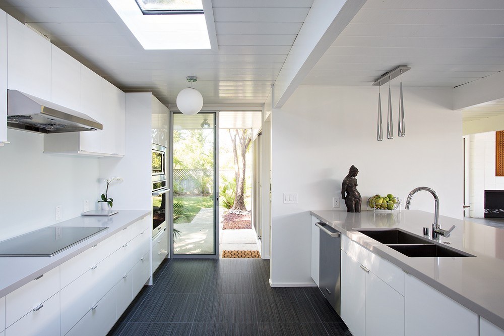  Khu vực bếp được thiết kế hiện đại với gam màu trắng và đường nét tinh tế. 