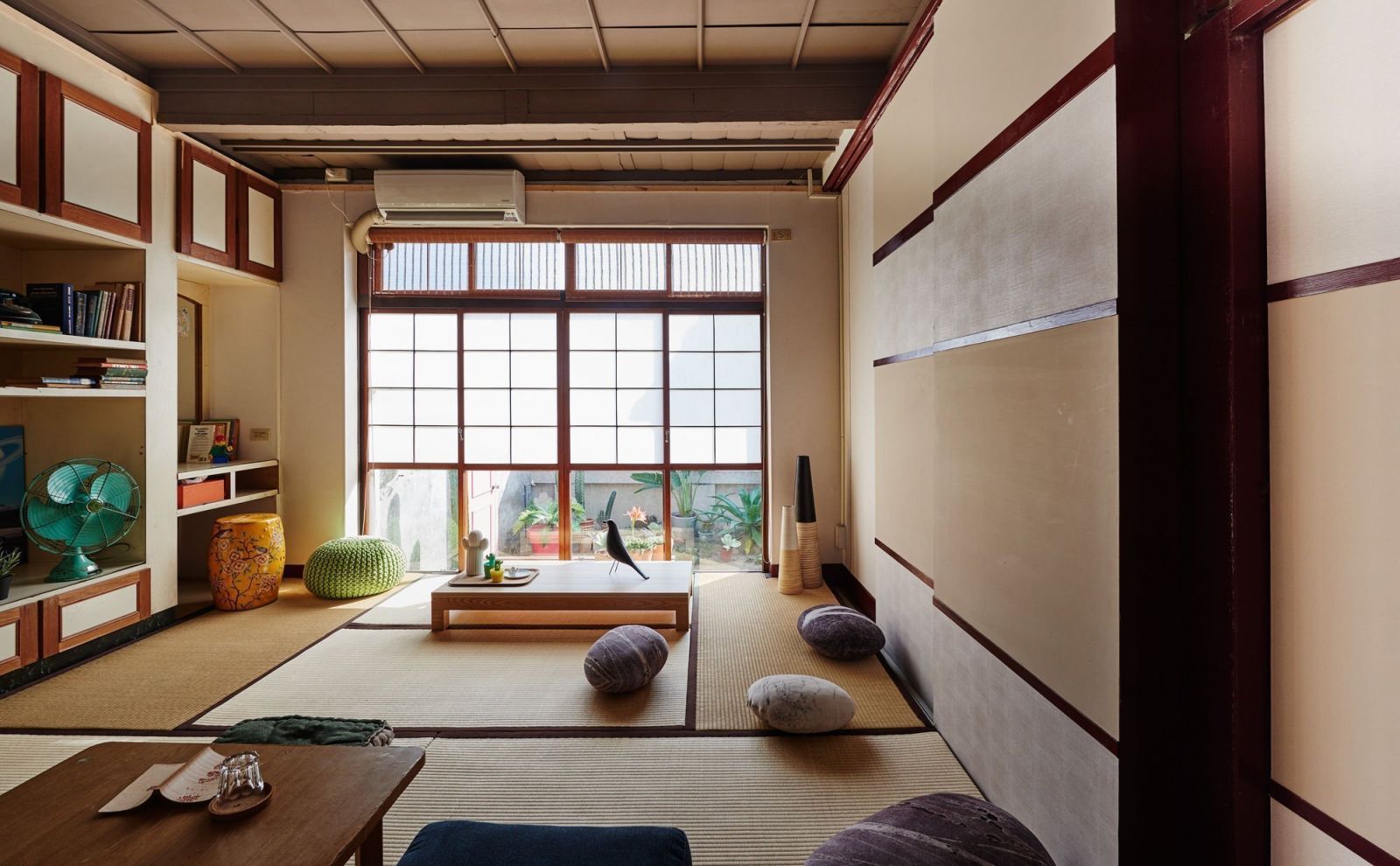 phòng khách Nhật Bản với chiếu tatami