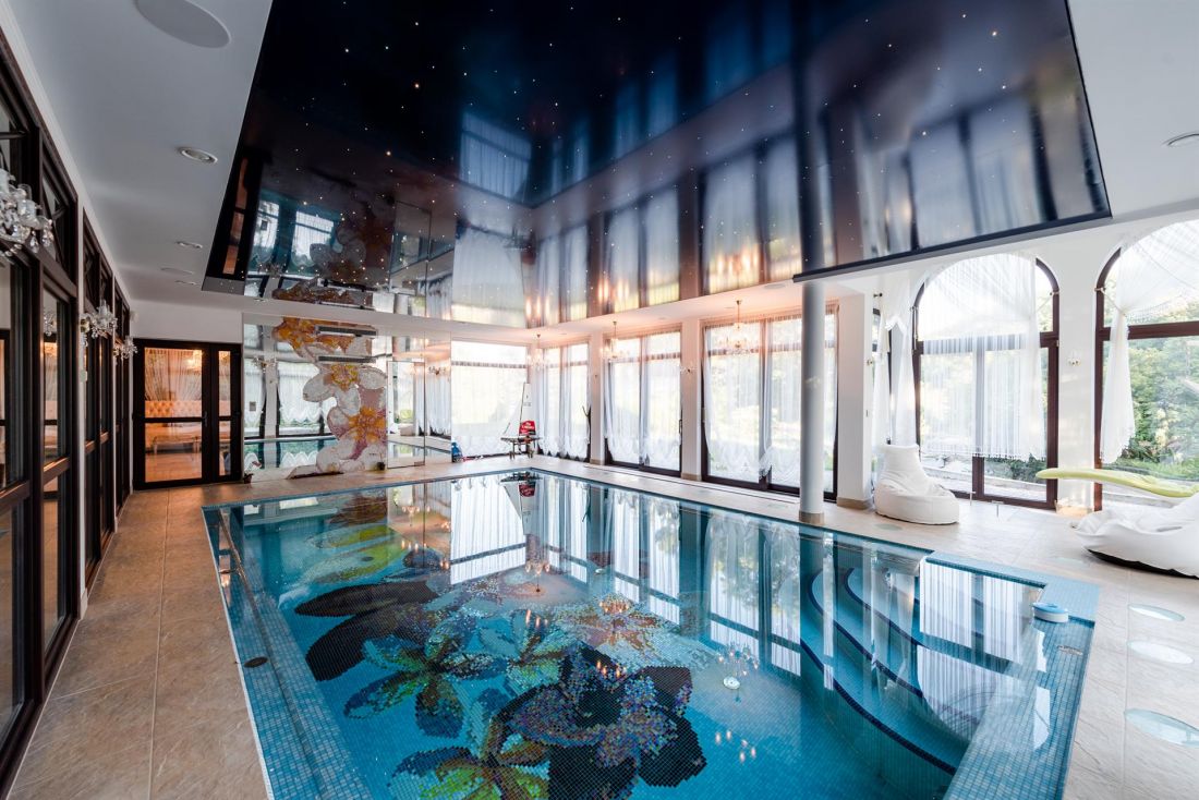 Mẫu thiết kế biệt thự hiện đại có bể bơi ở trong nhà