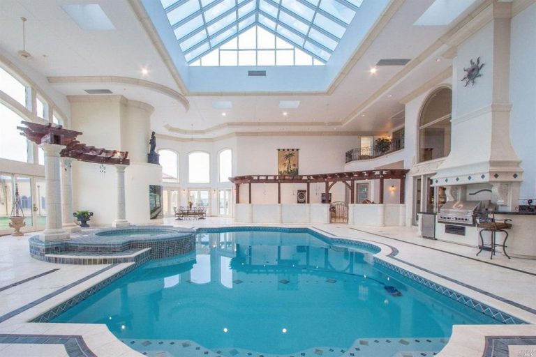 Thiết kế biệt thự có bể bơi trong nhà tạo nét đẹp sang trọng, đẳng cấp