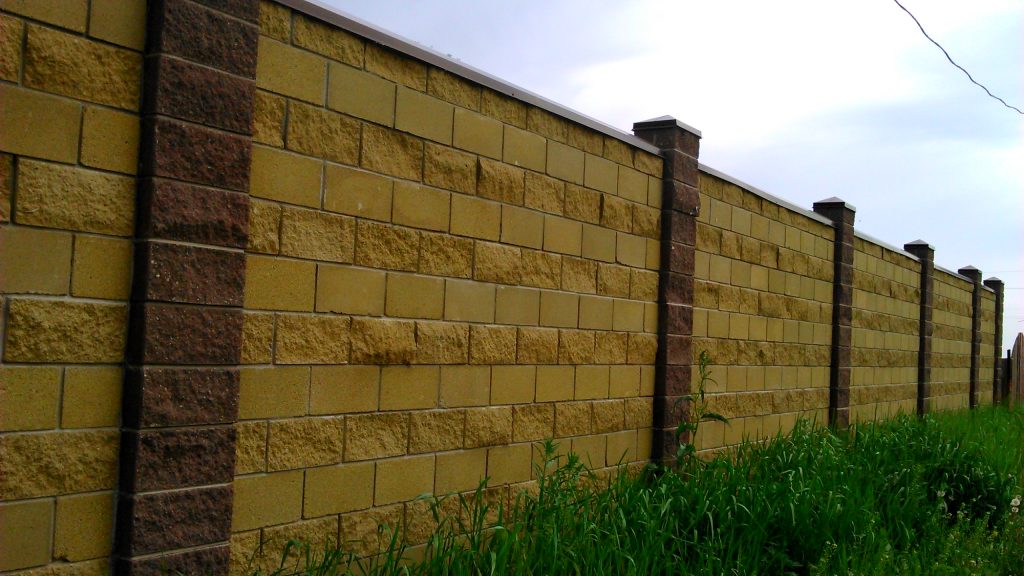 Tường rào được thiết kế hợp lý sẽ góp phần làm cho tổng thể kiến trúc của ngôi nhà trở nên hoàn hảo hơn