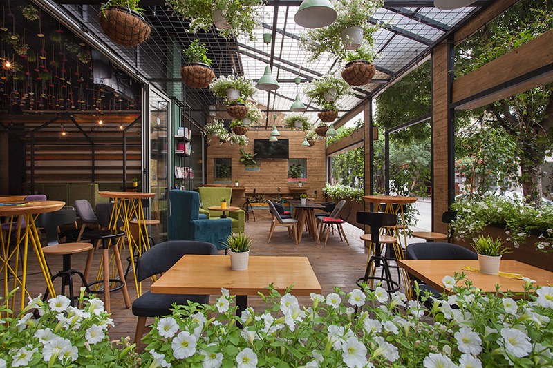 Cafe sân vườn là không gian bạn vừa có thể thưởng thức hương vị cafe thơm ngon, vừa được hòa mình vào khung cảnh thiên nhiên yên bình