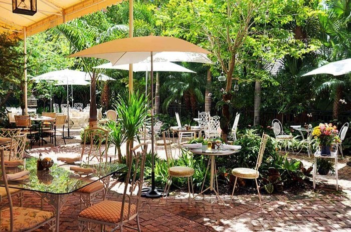 Lựa chọn nội thất kích thước nhỏ gọn cho thiết kế quán cà phê sân vườn đẹp