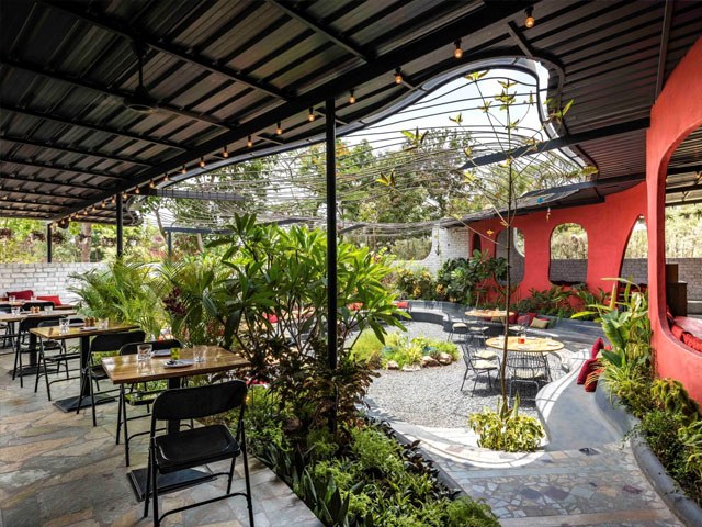 Màu sắc chủ đạo của thiết kế quán cà phê sân vườn đẹp nên là những gam màu tươi sáng, rực rỡ 