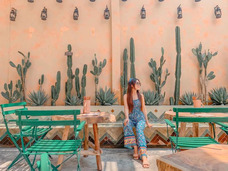 Thiết kế quán cafe sân vườn theo phong cách Moroccan với gam màu chủ yếu là màu nóng