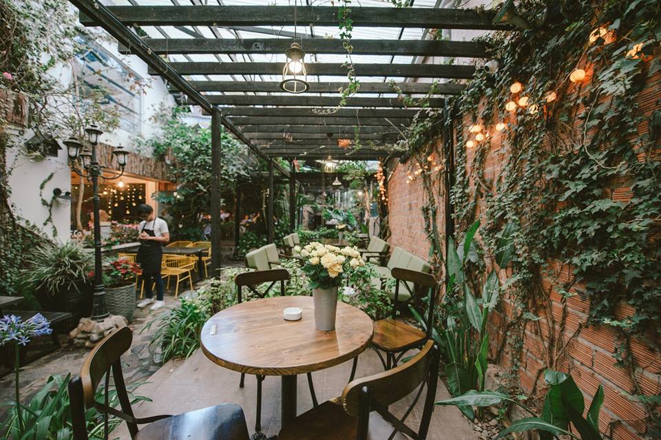 Thiết kế quán cafe vintage trong không gian sân vườn