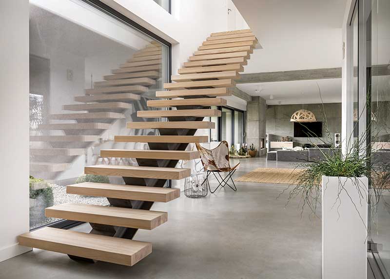 Bố trí ở giữa nhà, chiếc cầu thang không tạo cảm giác vướng víu nhờ thiết kế thanh mảnh