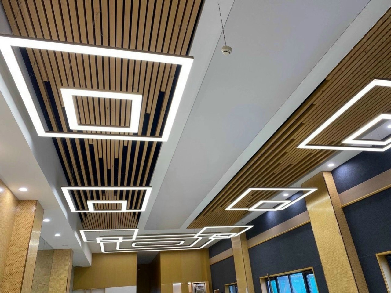 Đèn trần văn phòng chiếu sáng diện rộng hoặc tập trung với nhiều chế độ chiếu sáng