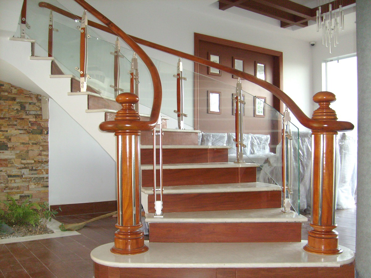 Cầu thang kính được cấu tạo bởi chất liệu kính và một số phụ kiện đi kèm