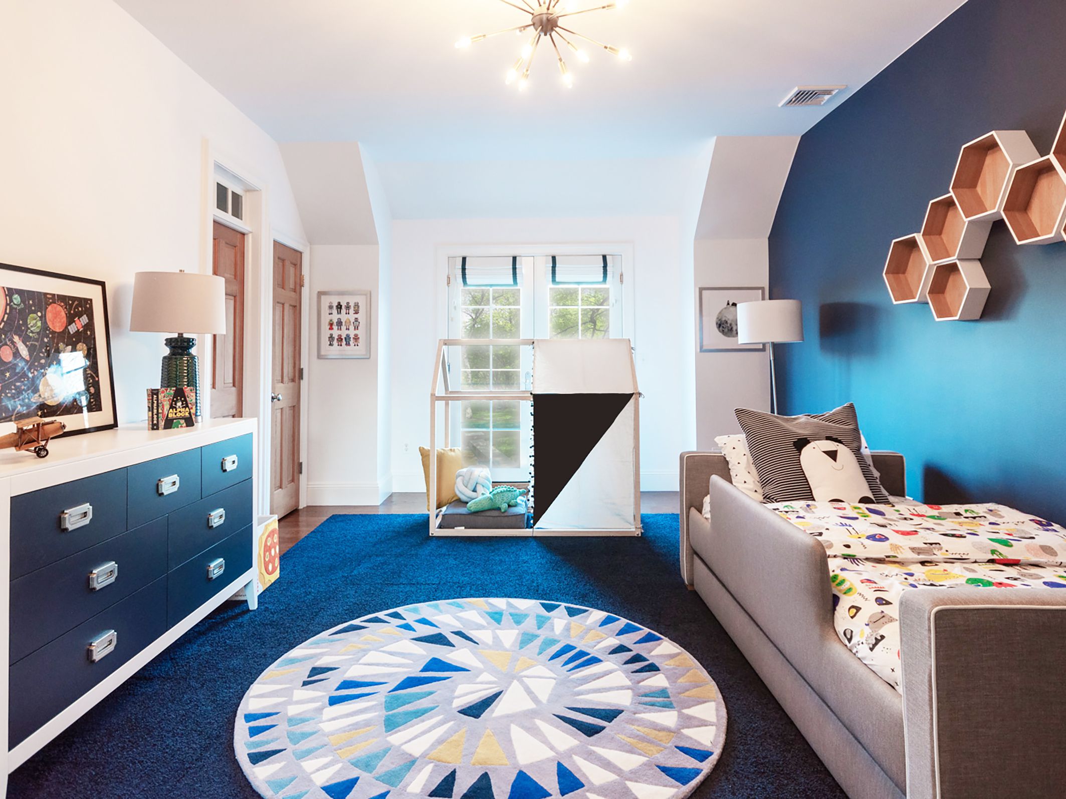 Mẫu thiết kế phòng ngủ bé trai màu xanh dương 