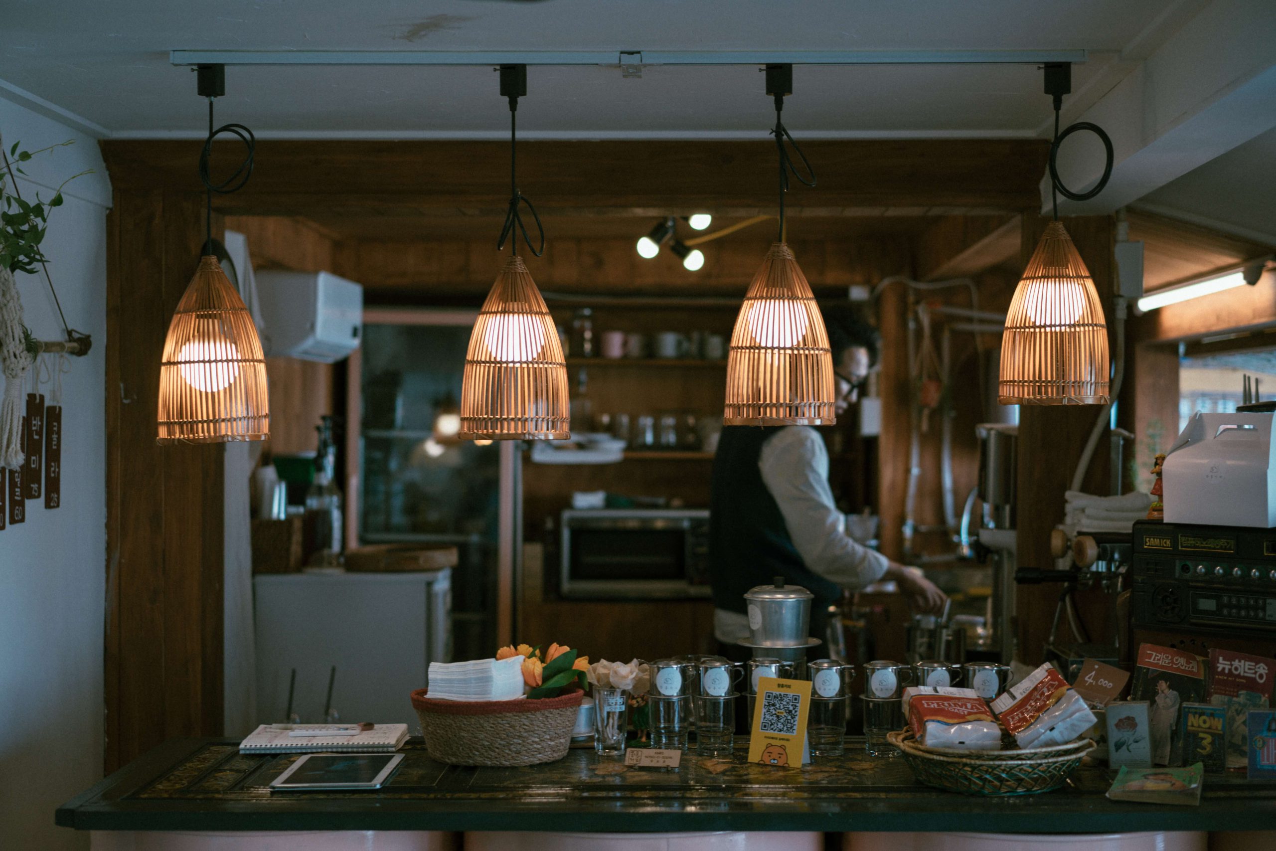 Trang trí quán bằng các mẫu đèn thả quầy bar cafe