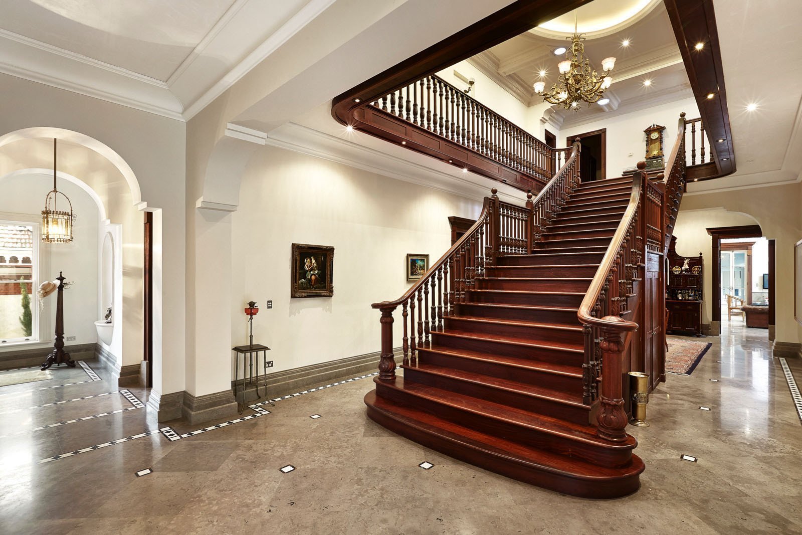 Cầu thang gỗ tự nhiên được coi là một trong những cách trang trí nội thất đẹp cho ngôi nhà 
