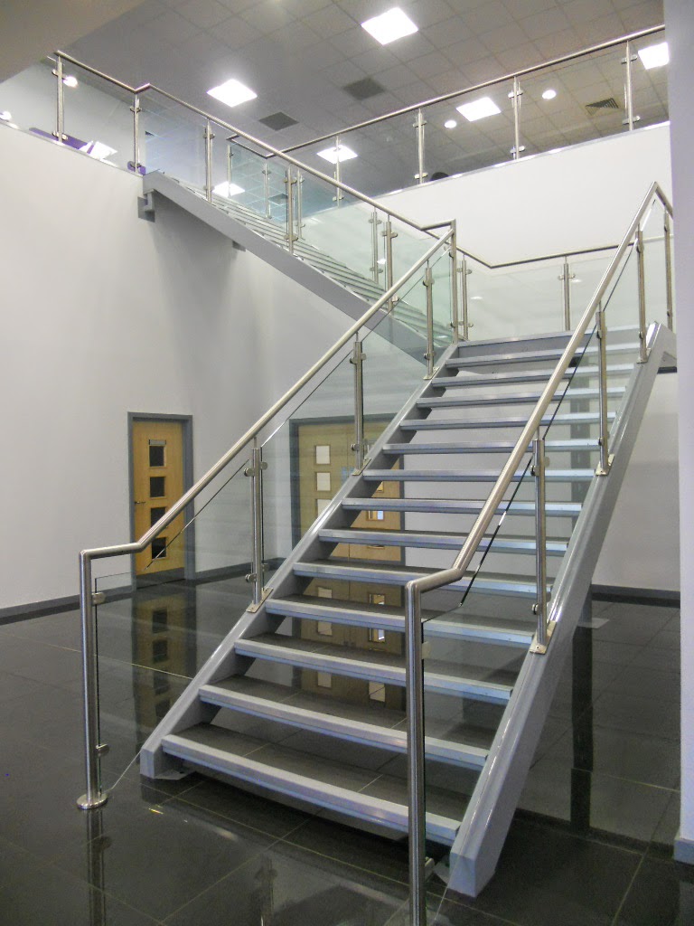 Trụ cầu thang bằng inox giúp gia chủ dễ dàng phối hợp với các đồ nội thất