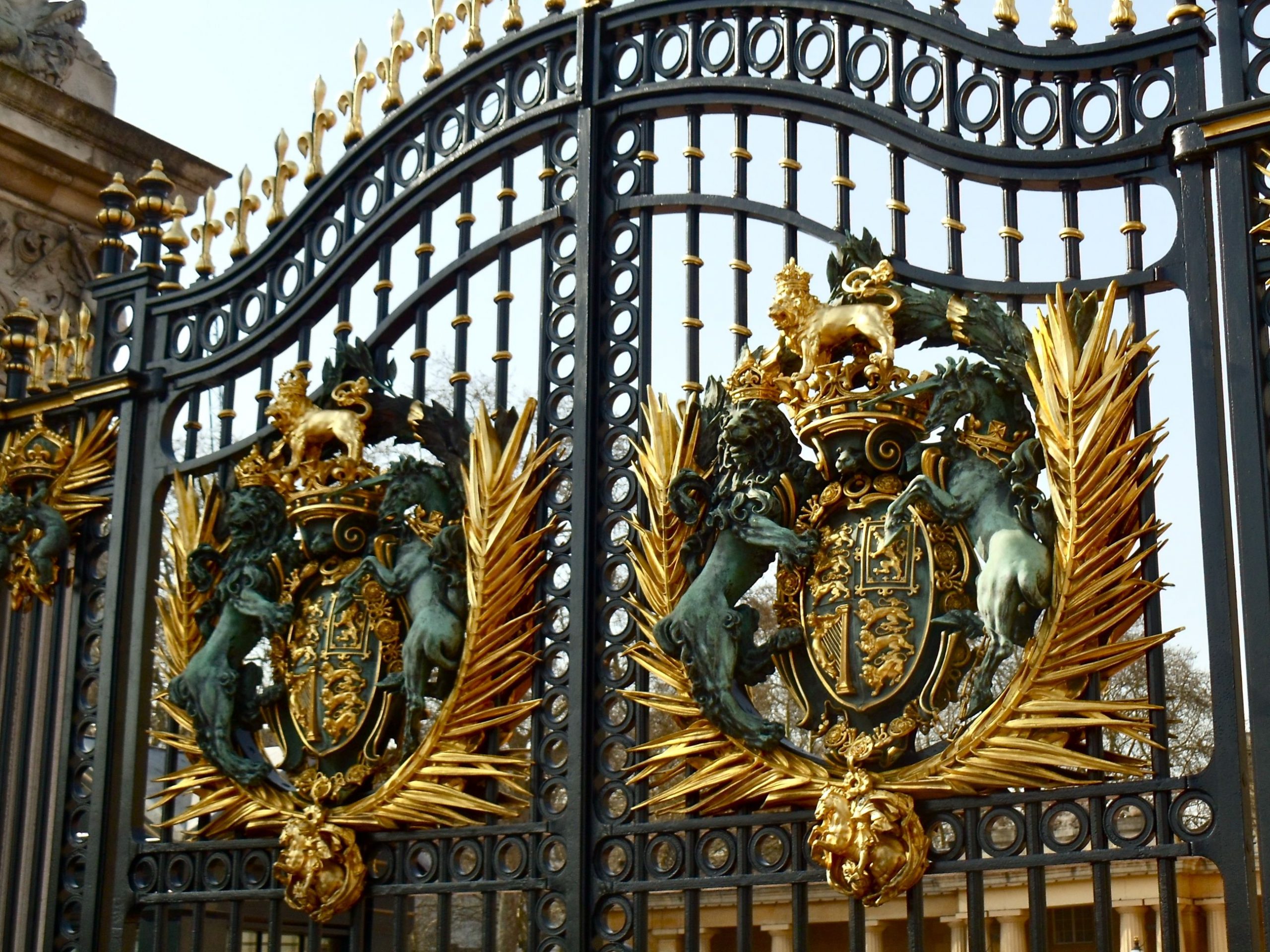Xây cổng nhà đơn giản mà đẹp Buckingham với họa tiết đặc trưng