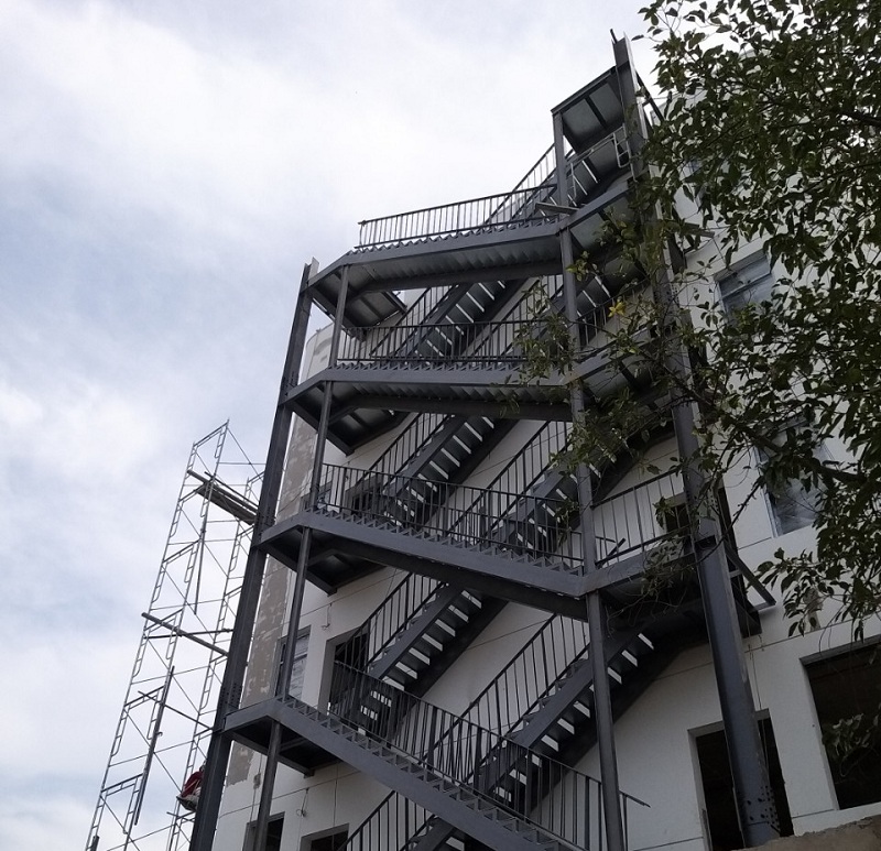 Tùy vào diện tích các tầng để có tiêu chuẩn thang thoát hiểm nhà cao tầng phù hợp về vị trí cũng như số lượng thang
