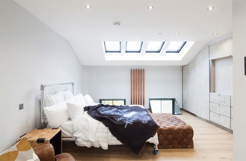 Nội thất phòng ngủ của thiết kế nhà ống có giếng trời diện tích 5x20m dành cho bố mẹ được thiết kế theo phong cách sang trọng, tinh tế