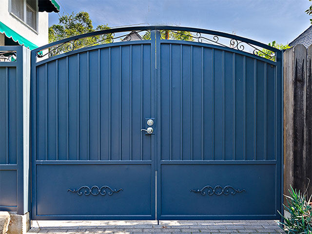 Màu sơn cổng đẹp xanh dương nổi bật
