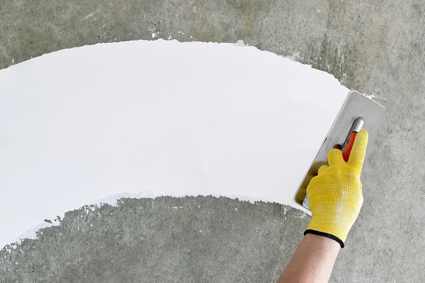 Với những công trình mới xây xong, bề mặt tường phải đạt độ khô cần thiết thì mới có thể sơn được