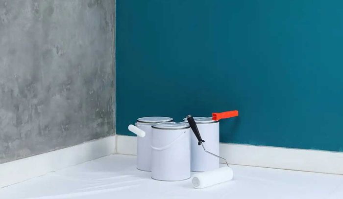 Tường trước khi sơn cần phải đảm bảo bề mặt ổn định, khô phẳng và mịn, không có bong tróc và rạn nứt