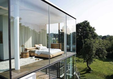 Phòng ngủ hiện đại mang nét đẹp dịu dàng với vách tường bằng kính