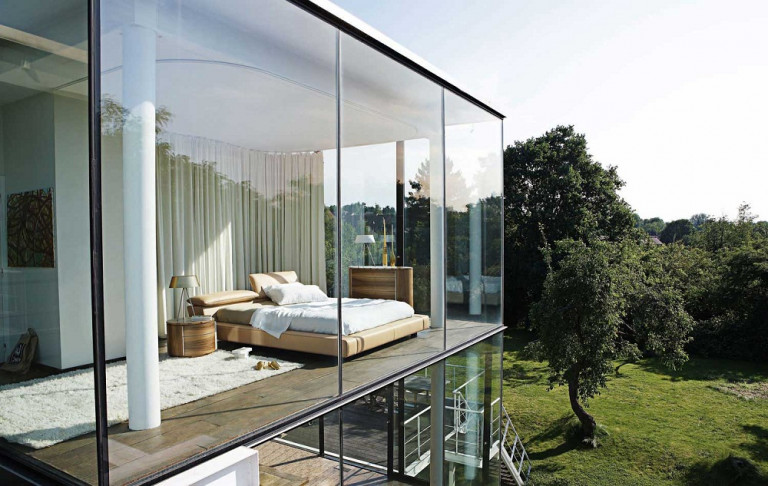 Phòng ngủ hiện đại mang nét đẹp dịu dàng với vách tường bằng kính