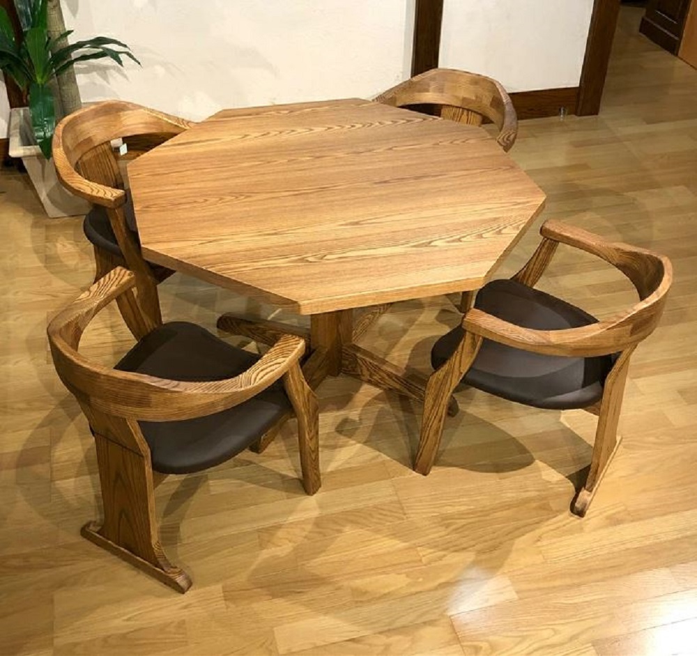 Bộ bàn ghế Nhật lùn thường ưu tiên kiểu dáng đơn giản