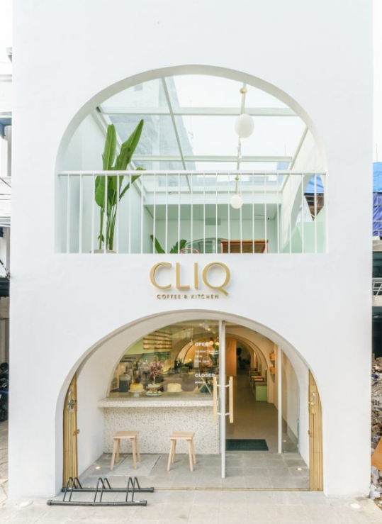 Các kiến trúc sư thường sẽ đề xuất chủ quán nên sử dụng cửa kính lớn để tận dụng ánh sáng tự nhiên