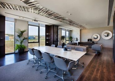 Tất cả nội thất trong văn phòng đều được sử dụng là bàn làm việc cùng ghế xoay
