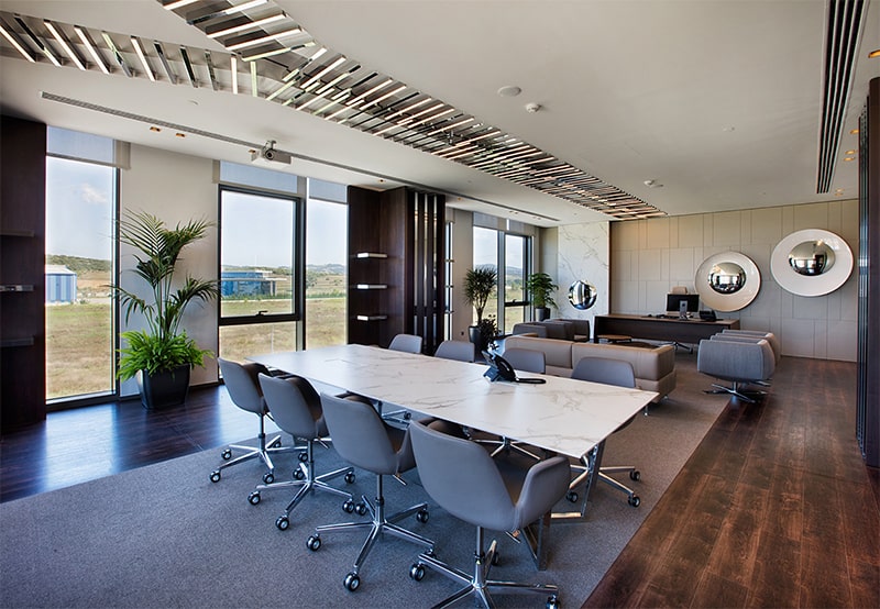 Tất cả nội thất trong thiết kế văn phòng 80m2 đều được sử dụng là bàn làm việc cùng ghế xoay