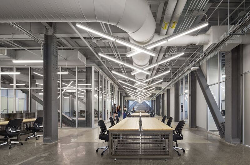 Trường hợp nhà xưởng rộng, trần cao cũng có thể sử dụng khung thép để thiết kế văn phòng trên tầng 2