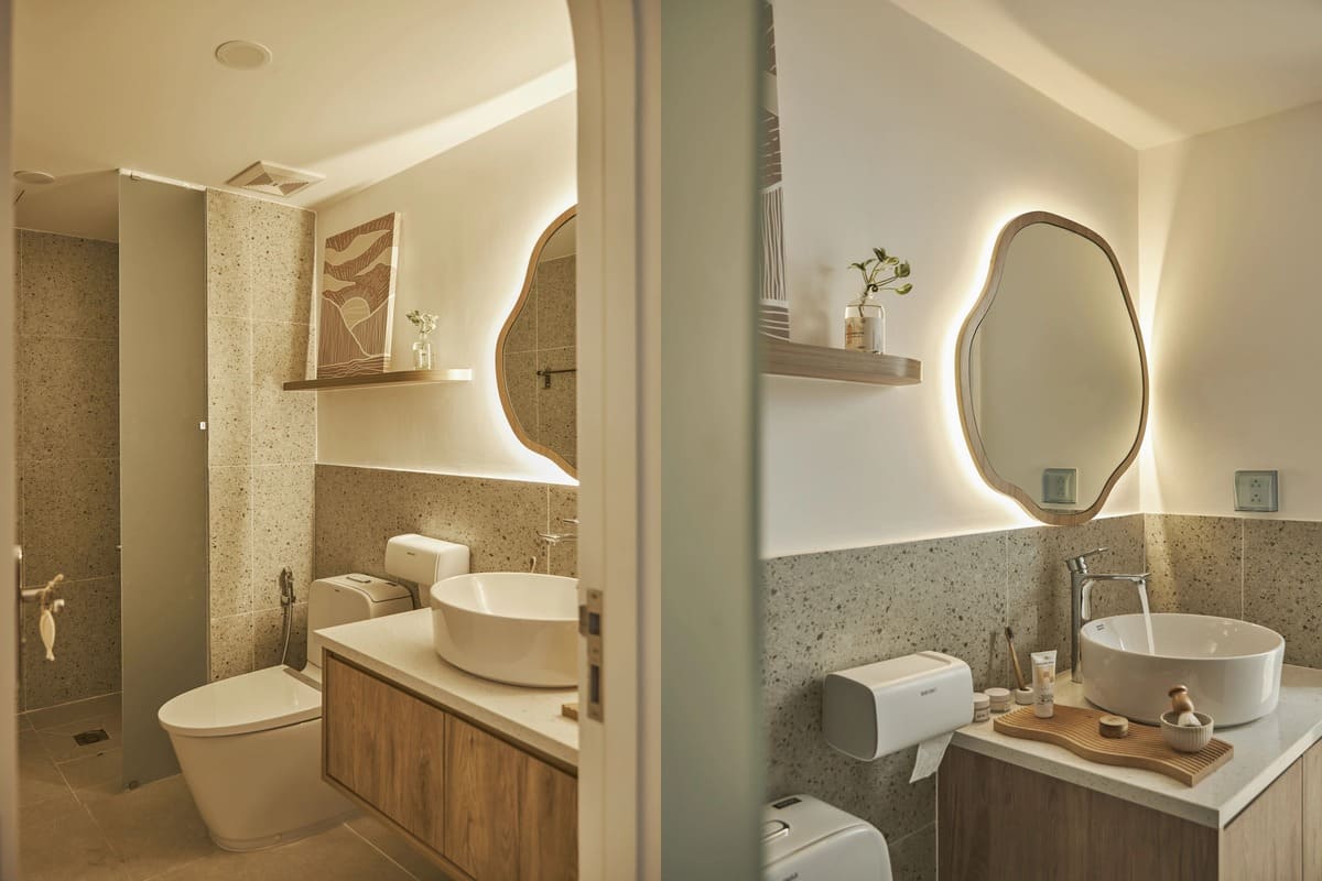 Những chi tiết như gương phản chiếu ánh sáng, bồn tắm và thiết bị vệ sinh hiện đại tạo nên không gian sạch sẽ và tiện nghi