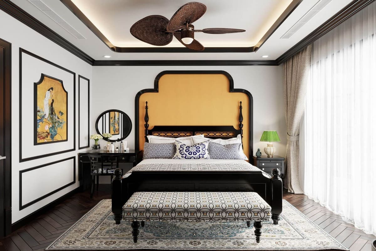 Chiếc giường được chăm sóc tỉ mỉ với các chi tiết gỗ tự nhiên của phòng ngủ lớn