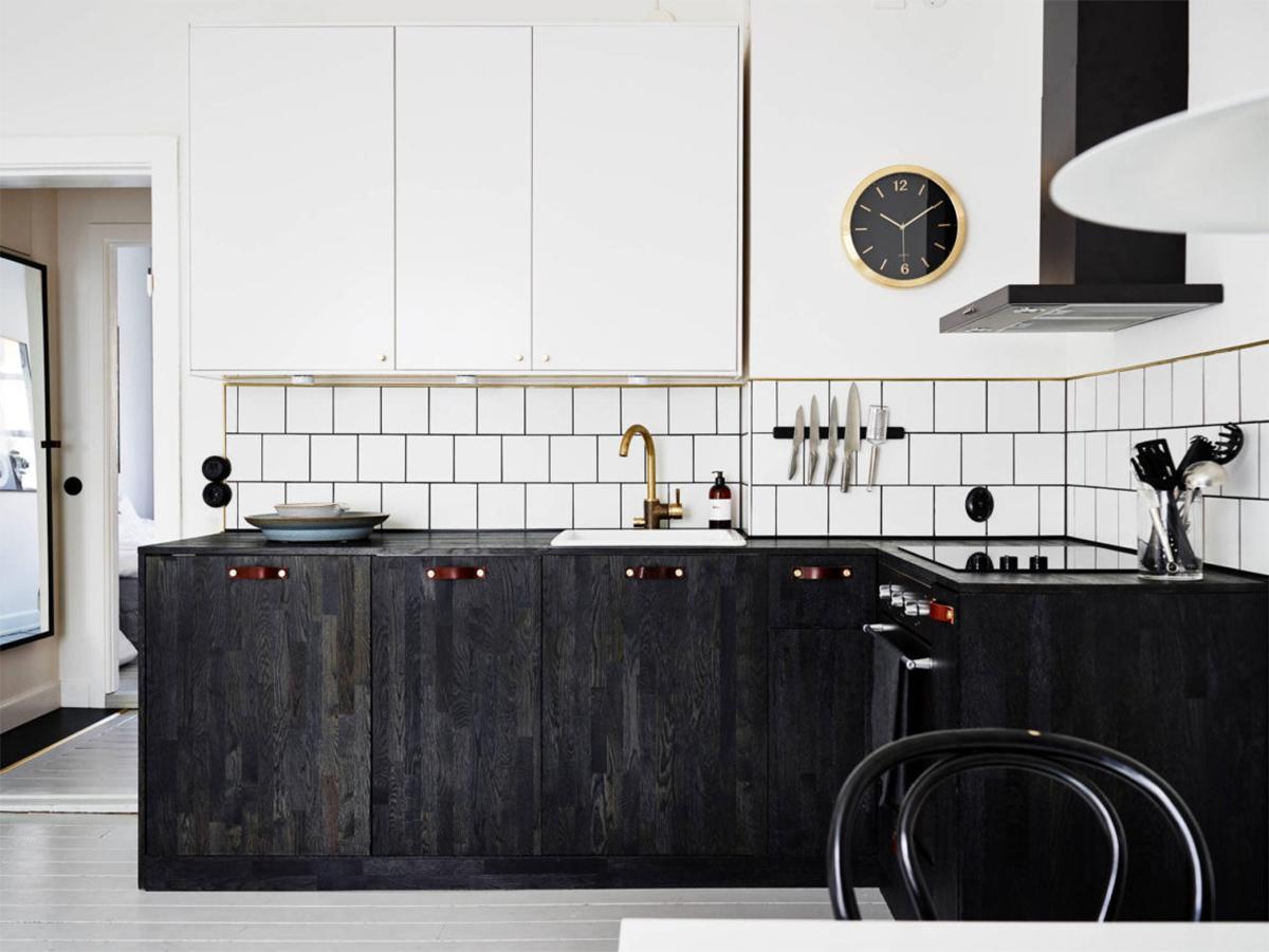 Thiết kế phòng bếp ấn tượng với gam màu đen - trắng tương phản