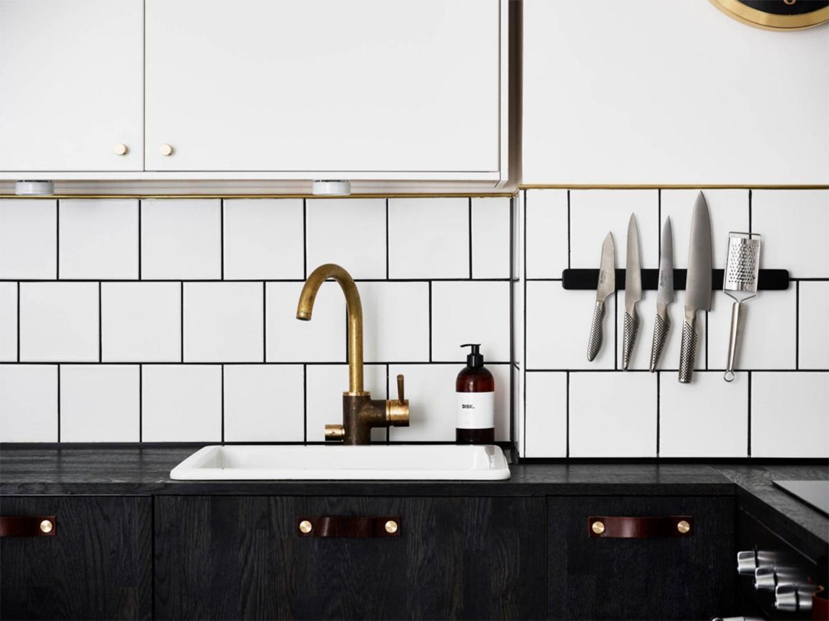 Thiết kế phòng bếp ấn tượng với gam màu đen - trắng tương phản