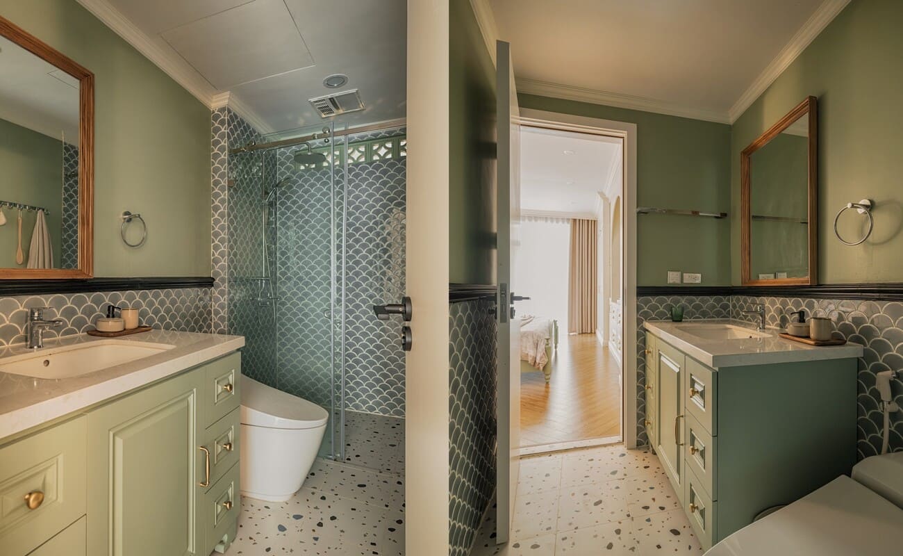 Phòng vệ sinh được thiết kế với tông màu xanh lá cây làm chủ đạo, mang lại cảm giác mát mẻ và tươi mới